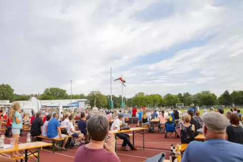 Wettkampf und Zuschauer – das LAZ-Meeting „Sky’s the Limit“ im Westpfalzstadion setzte in der Corona-Pandemie Maßstäbe. 