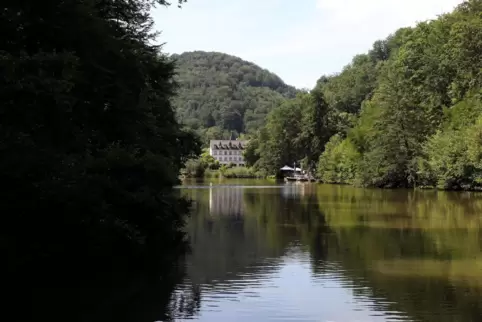 Der Schwanenweiher am nördlichen Rand des Parks lädt zur Bootsfahrt ein.