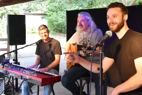  Sommerhits und Gefühlvolles: Marco Lehnertz, Frank Rohles und Roman Lob (von links) zu Gast in Weisenheim am Sand.