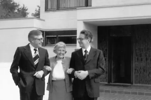 Ein Foto aus dem Jahr 1975: Hans-Jochen Vogel (rechts) und Bernhard Vogel (links) zusammen mit ihrer Mutter Caroline bei deren 8