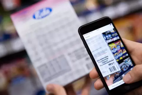 Mit einer App des jeweiligen Unternehmens können Kunden ihre Waren schon in einigen Märkten bereits während des Einkaufens scann