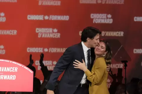 Premierminister Justin Trudeau küsst seine Frau Sophie Gregoire auf einem Parteitag. Sie setzt sich als „Botschafterin“ der Orga