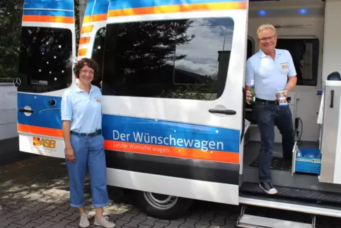 Fahrbereit für die letzten Wünsche von Todkranken: Christina Kunde und Olaf Deichelmann.
