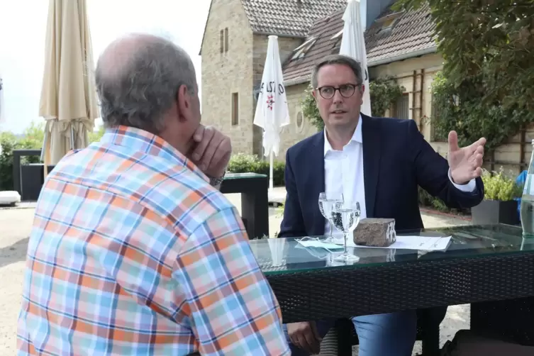 Treffpunkt in der Südpfalz: SPD-Fraktionsvorsitzender Alexander Schweitzer beim Interview mit RHEINPFALZ-Redakteur Arno Becker a
