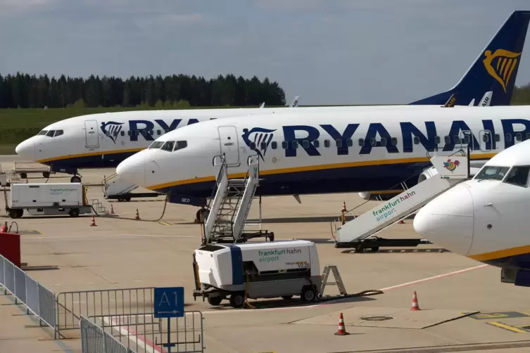 Flugzeuge der Airline Ryanair am Flughafen Hahn. 