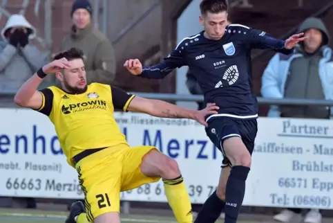 So war’s in der vergangenen Saison: Mechtersheim (blau) holt in Wiesbach ein 1:1.