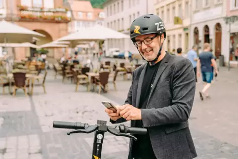 Zeus-Gründer Damian Young testet in Heidelberg die Funktion seiner E-Scooter, die per App gemietet und aktiviert werden. 