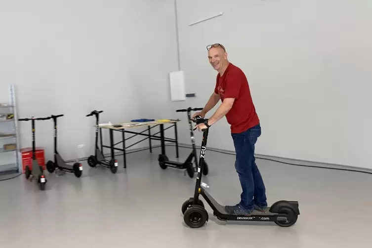 Zeus-Mitarbeiter Glyn Anderson testet im Depot in Limburgerhof die E-Scooter. 