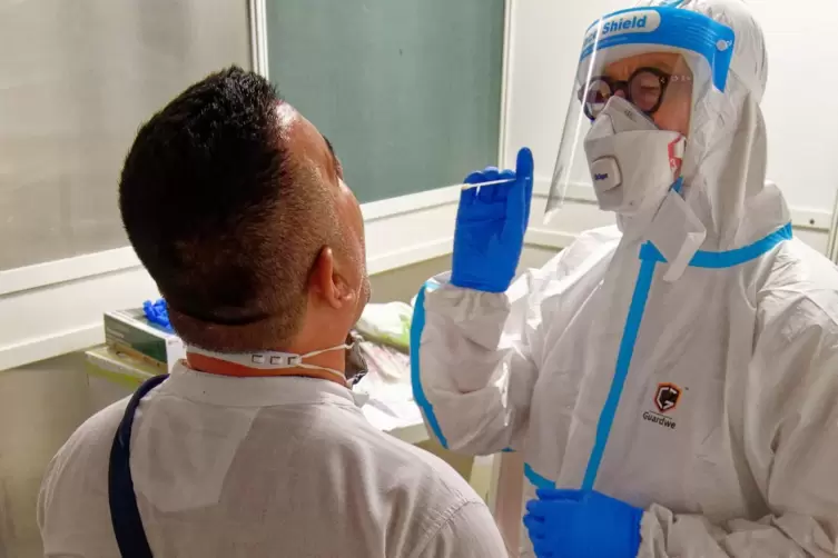 Bald Pflicht für Urlauber aus Risikoländern: Ein Arzt nimmt im Corona-Testzentrum im Flughafen Düsseldorf einen Abstrich bei ein