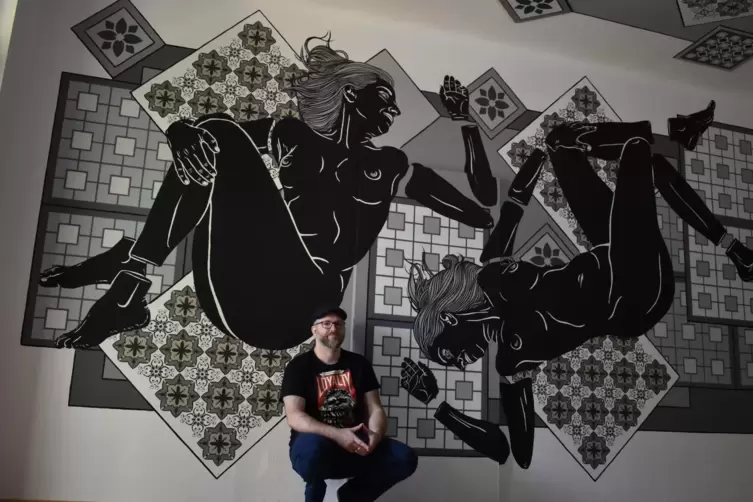 Schwarz-Weiß-Bilder sind sein Markenzeichen: Der Streetartkünstler Dome hat einen Raum des Sybelheims komplett mit mit Schablone