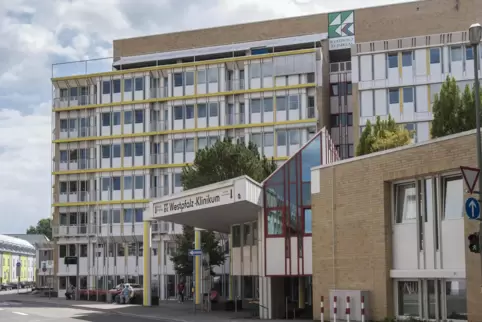 Im Westpfalz-Klinikum werden für Corona-Patienten weiter Intensiv-Kapazitäten freigehalten. 