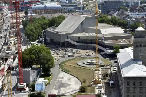 Blick von der 20. Etage des Landratsamts auf das Badische Staatstheater: in der Mitte die Arbeiten für das vorläufige Entree, li