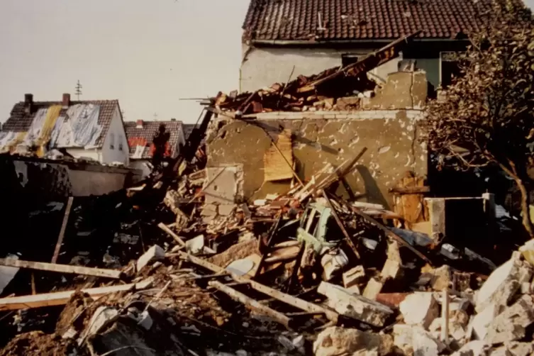 Nur noch Trümmer: Das Haus in Großniedesheim, auf das der Starfighter stürzte. Im Hintergrund links ist zu erkennen, dass auch b