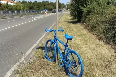 Vorboten des Stadtradelns: bunt besprühte Räder an den Ortseingängen.