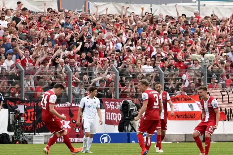 Schon 2019 wurde das Verbandspokalfinale im Stadion auf der Pirmasenser Husterhöhe ausgetragen. Der FCK (in Rot) siegte knapp ge