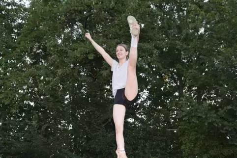 Akrobatik und Grazie: Die Cheerleader Amelie Emrich (oben), Sabrina Groksch (hinten), Nina Steinbrecher (rechts) und Josefa Klöc