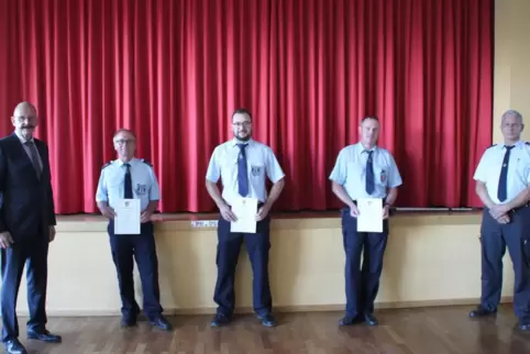  Alte und neue Führung der Feuerwehr Knittelsheim: Thomas Wiss, Felix Haag, Michael Helfer und Lothar Groth (von links) mit dem 