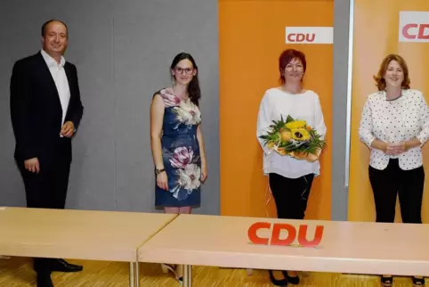Gruppenbild nach der Kandidatenkür: (von links) der Bad Dürkheimer Kreisvorsitzende Markus Wolf, B-Kandidatin Inga Storck, CDU-W