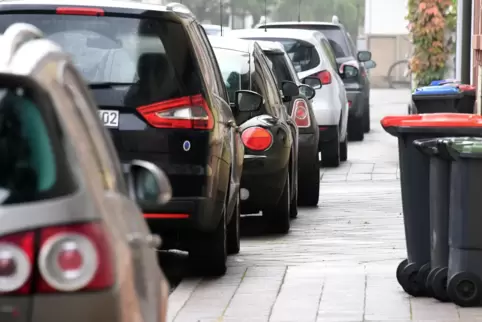Hier kommt kein Rollator und kein Kinderwagen durch. Konsequent Strafzettel verteilen, könnte aus Sicht der FWG helfen. 