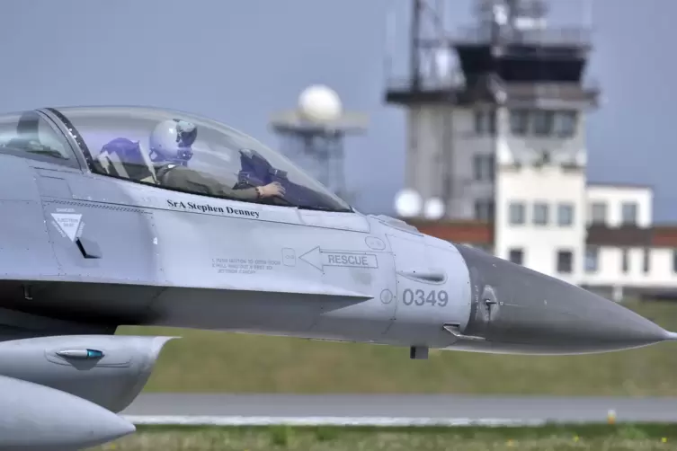 Ein Kampfflugzeug vom Typ F-16 Falcon, aufgenommen auf der US-Airbase im rheinland-pfälzischen Spangdahlem.