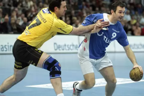 Francois-Xavier Houlet (rechts, hier gegen den Kronau-Östringer Andrej Klimovets) war der Spielmacher des VfL Gummersbach. 