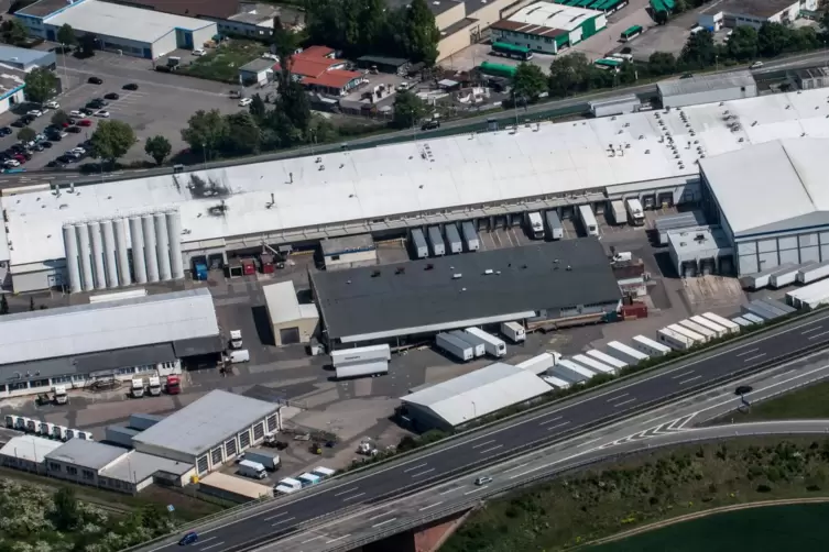 Eine B&auml;ckerei, ein gro&szlig;es K&uuml;hllager und eine Wasserabf&uuml;llung sind auf dem gro&szlig;en Gel&auml;nde am Ortseingang untergebracht. 
