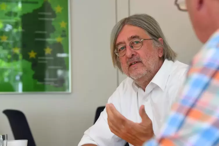 Treffpunkt in Mainz: Grünen-Fraktionsvorsitzender Bernhard Braun beim Interview mit RHEINPFALZ-Redakteur Arno Becker im Abgeordn