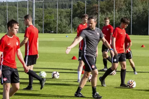 Er zeigt seinen Spielern, wie der Ball laufen soll: Daniel Paulus, der Trainer der U17-Bundesliga-Mannschaft des 1. FC Kaisersla
