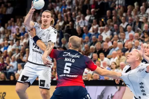 Lukas Nilsson (links) wechselt vom THW Kiel zu den Löwen. 