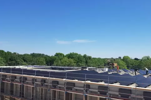 Die Fotovoltaikanlage auf dem Dach das Rathauses ist ein wichtiger Teil des kalten Nahwärmenetzes in Offenbach.