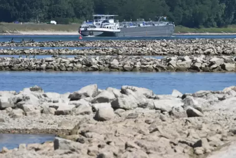 Extremes Niedrigwasser im Rhein, wie hier im Bild 2018, kann die BASF in eine schwierige Situation bringen. 