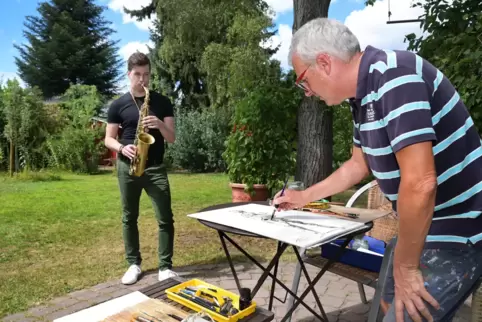 Saxofonist Daniel Steigleder spielt, der Dudenhofener Künstler Oliver Schollenberger malt ihn.