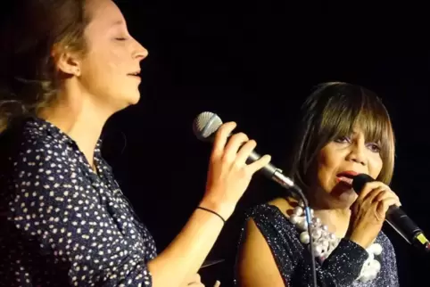 Im Duett: Das Duo „toi et moi“ mit Julia Klomfass (links) war schon häufiger bei Pauline Ngoc in der Kammgarn zu Besuch. 
