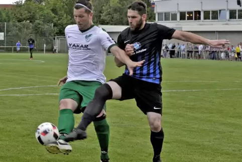 Die DJK Eppstein (weißes Trikot) und der VfR Frankenthal kennen sich schon aus vergangenen Pokalduellen. Hier luchst DJK-Abwehrs