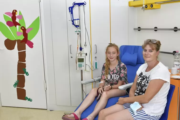 Alina Scheib mit ihrer Mutter Melanie in einem der Behandlungszimmer. 