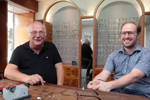 Augenoptikermeister Arno Teichmann (links) übergibt sein Geschäft an Florian Hofferer.