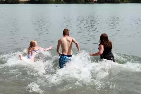 Rein ins Wasser: Viele suchen zurzeit Abkühlung. 