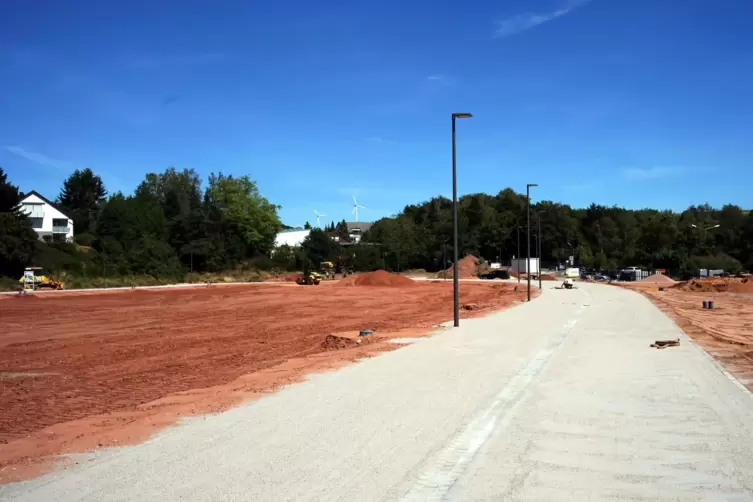 Die neue Fahrbahn im Baugebiet Heinrich-Sp&ouml;rl-Stra&szlig;e in Ein&ouml;d. Links und rechts sind die Kanalanschl&uuml;sse zu sehen. 