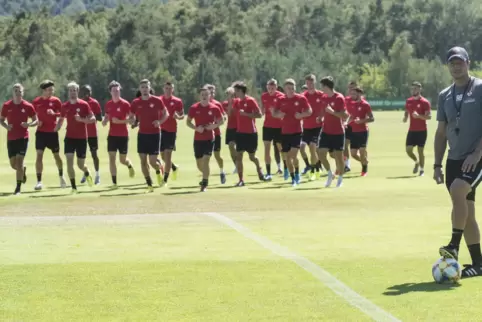 Die Spieler laufen, der Trainer ist in Ballbesitz und schaut gut gelaunt in die Kamera: Alexander Bugera und seine Schützlinge. 