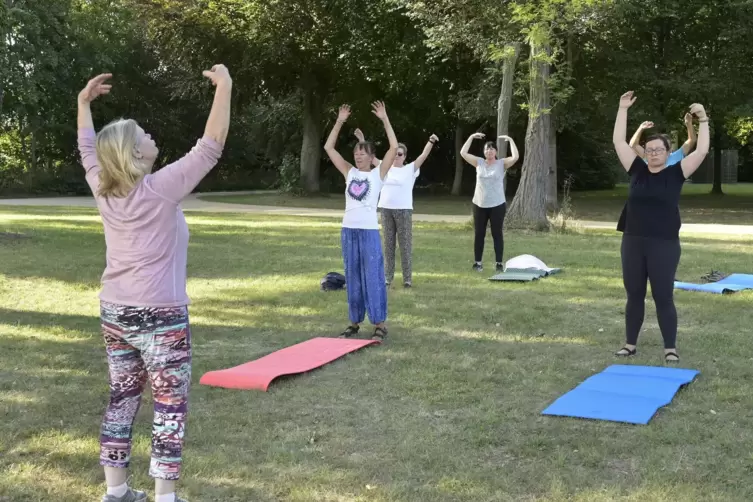 „Bei sich bleiben können im tobenden Alltag, das will uns Yoga lehren“, sagt Dozentin Dorothea Manusch (links) und macht die Übu