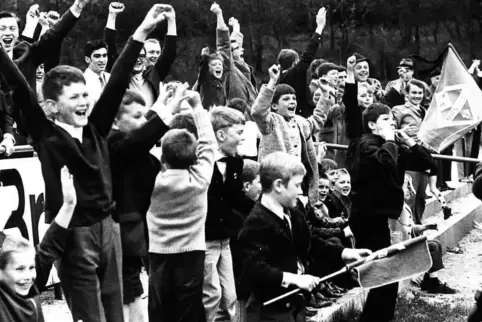 Ein Bild aus den späten 1960er Jahren, als der Dorfverein SV Alsenborn seine jungen Fans mit Siegen und Meistertiteln begeistert