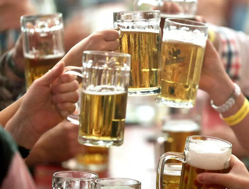 Auch alkoholfreie Biere enthalten Alkohol: Ein winziger Rest kann nach Angaben des Deutschen Brauer-Bunds zur geschmacklichen Ab