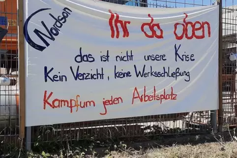 Protestaktion der Nordson-Beschäftigten am Zaun gegenüber.