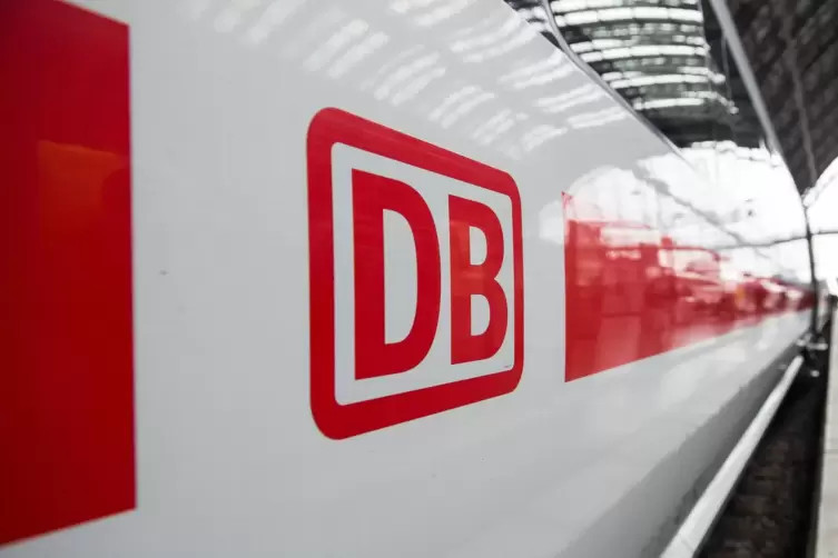 In allen Fern- und Regionalverkehrszügen der Deutschen Bahn gilt derzeit die Maskenpflicht. 
