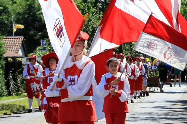 Ein Muss: Siedlerfestumzug, angeführt vom Fanfarenzug Rot-Weiß.