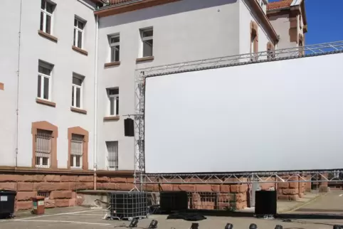 Die Leinwand steht. 
