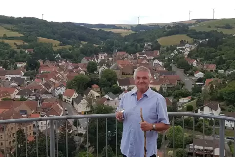 Wanderführer Klaus Vögtle genießt den Ausblick bei seiner Lieblingswandertour. 