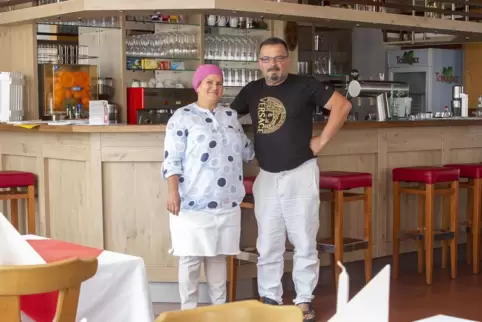 Die neuen Pächter des Auerbacher Hofs, Fatiha el Kalid (links) und Haki Krasnic , können derzeit nur putzen und aufräumen. 
