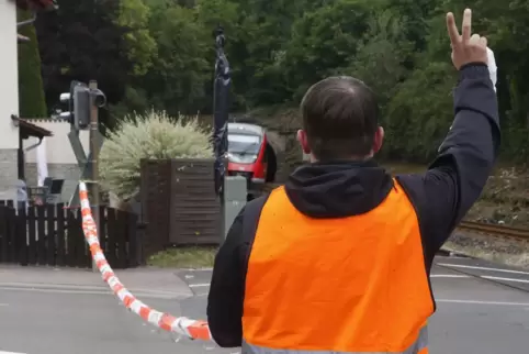 Zuletzt im Juni waren die Schranken am Bahnübergang Imsweiler defekt. Der Verkehr wurde durch einen Sonderposten der Bahn gerege