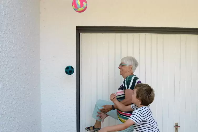Geschick beweisen Marianne Schmidt-Sercander und ihr Enkelsohn Bero Litzka beim 10x10-Ballspiel ...